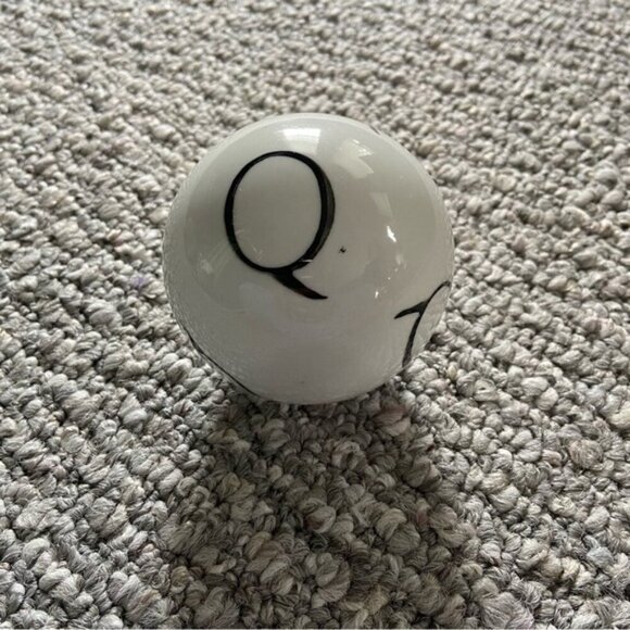 Ceramic ball with Q’s - Picture 4 of 4